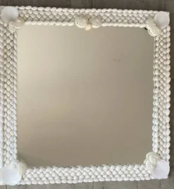 Miroir en bois et coquillages