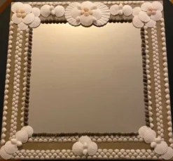 Miroir en bois et coquillages