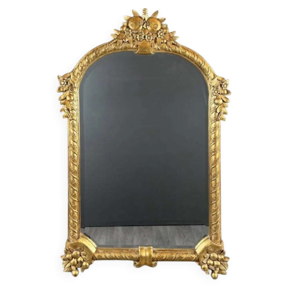 Miroir en bois sculpté et doré à décor de fruits et de fleurs, XXe siècle