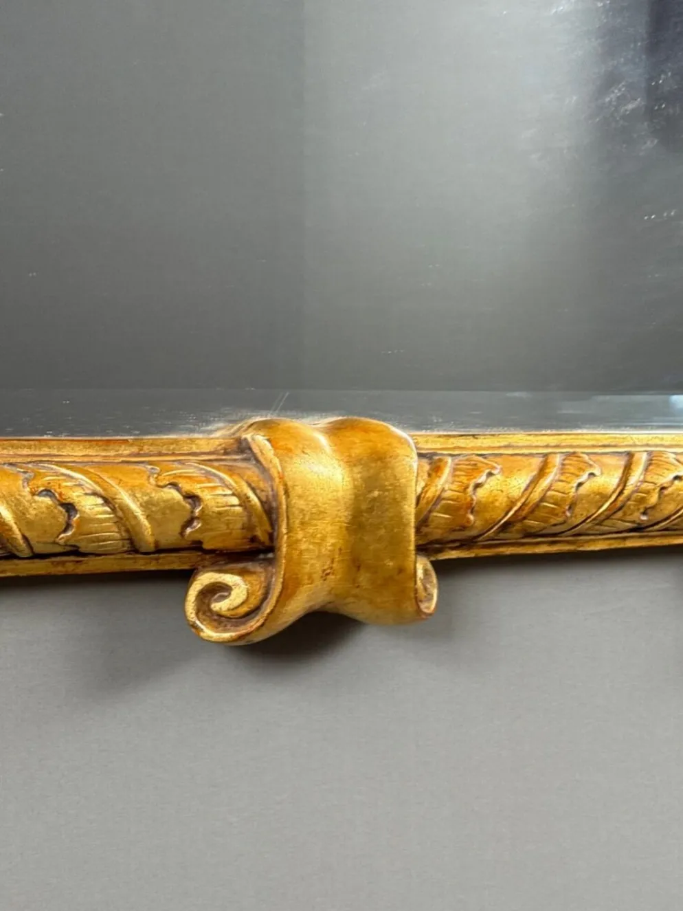 Miroir en bois sculpté et doré à décor de fruits et de fleurs, XXe siècle