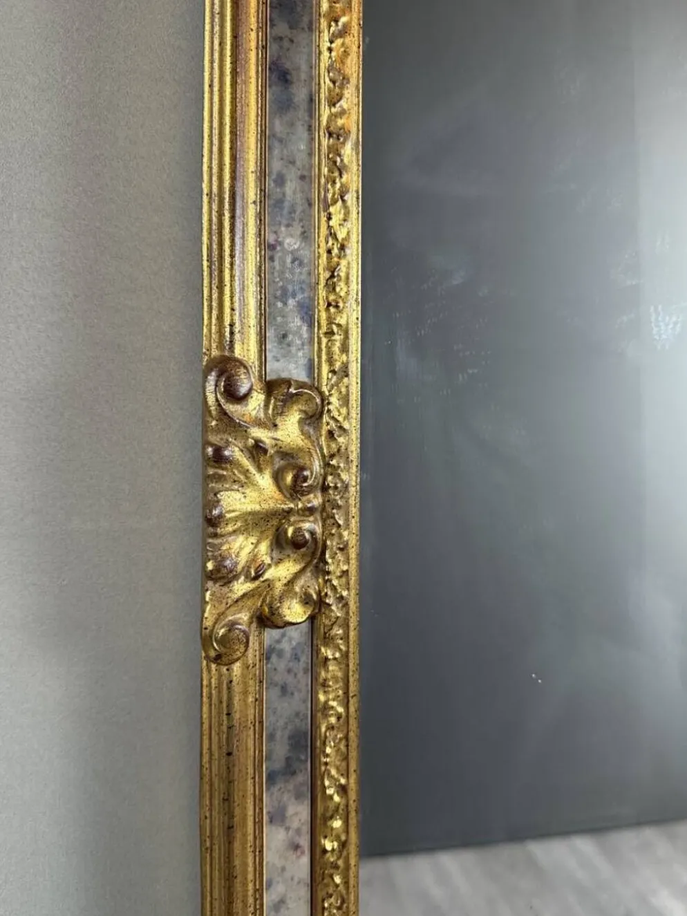 Miroir en bois sculpté et doré de style Louis XV, XXe siècle