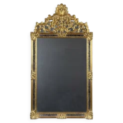 Miroir en bois sculpté et doré de style Louis XV, XXe siècle