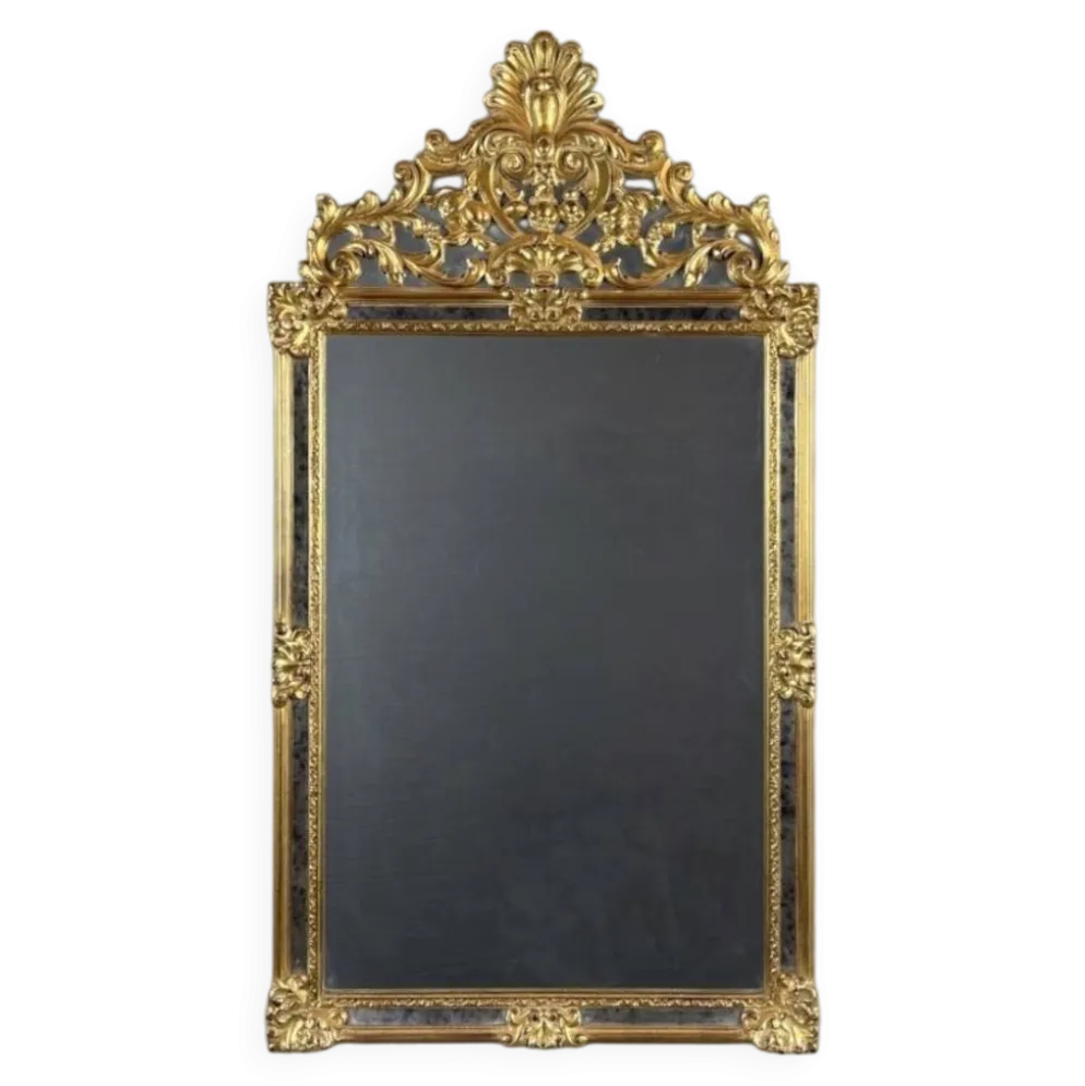 Miroir en bois sculpté et doré de style Louis XV, XXe siècle