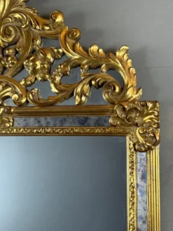 Miroir en bois sculpté et doré de style Louis XV, XXe siècle