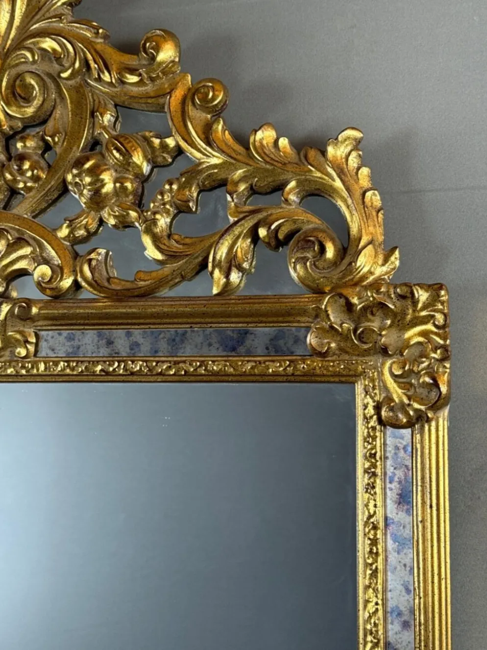 Miroir en bois sculpté et doré de style Louis XV, XXe siècle