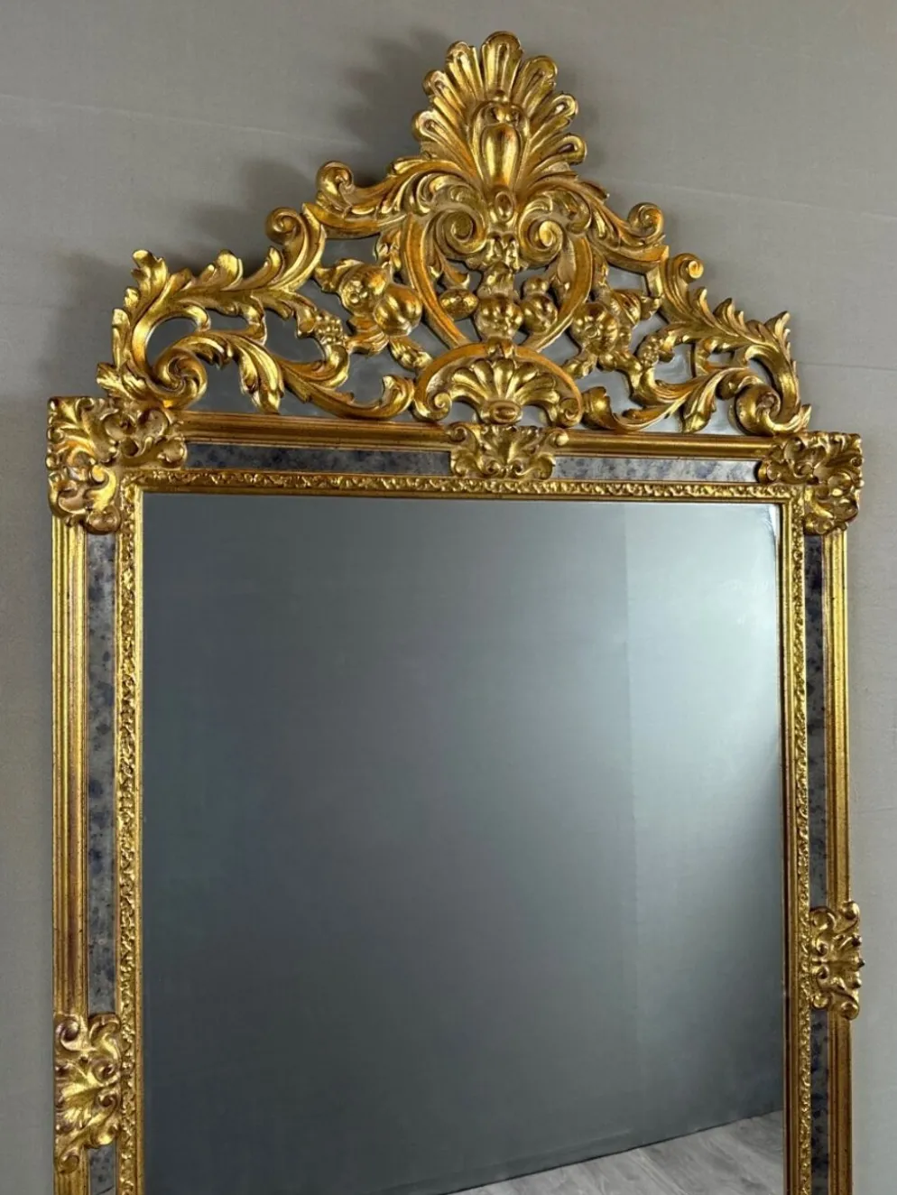 Miroir en bois sculpté et doré de style Louis XV, XXe siècle