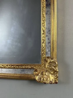 Miroir en bois sculpté et doré de style Louis XV, XXe siècle