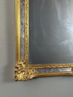 Miroir en bois sculpté et doré de style Louis XV, XXe siècle