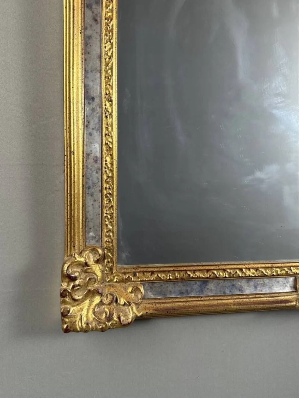 Miroir en bois sculpté et doré de style Louis XV, XXe siècle