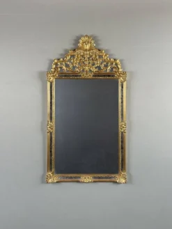Miroir en bois sculpté et doré de style Louis XV, XXe siècle