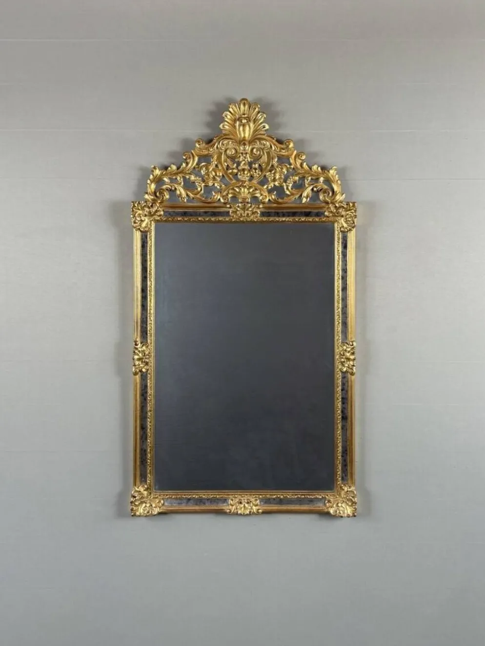 Miroir en bois sculpté et doré de style Louis XV, XXe siècle