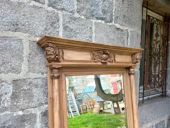 Miroir en bois sculpté, 168x112 cm