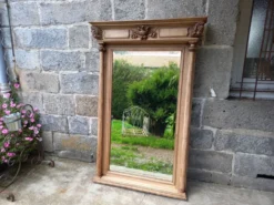 Miroir en bois sculpté, 168x112 cm