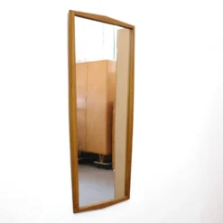 Miroir en chêne des années 60, 84 x 38.5 cm.