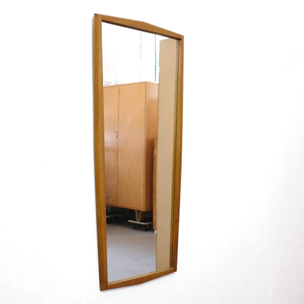 Miroir en chêne des années 60, 84 x 38.5 cm.