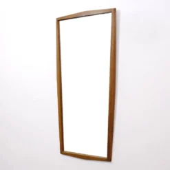 Miroir en chêne des années 60, 84 x 38.5 cm.