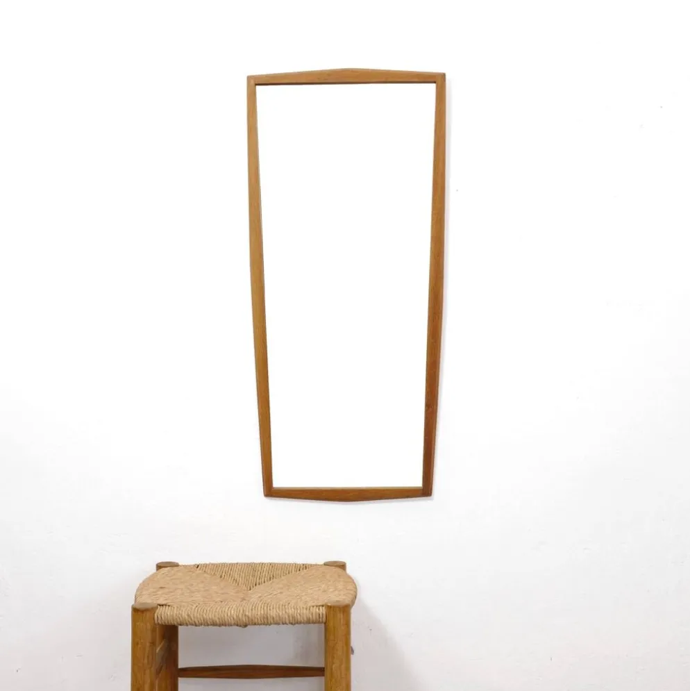 Miroir en chêne des années 60, 84 x 38.5 cm.
