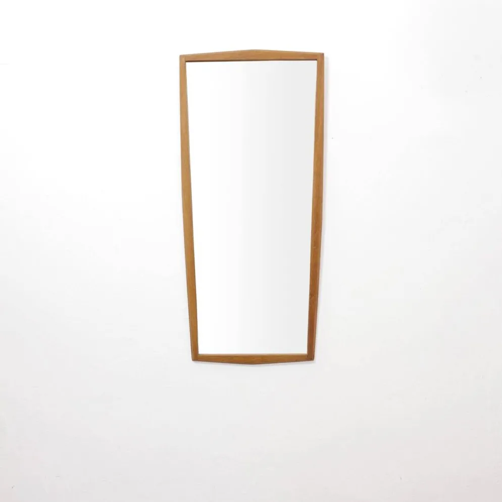 Miroir en chêne des années 60, 84 x 38.5 cm.