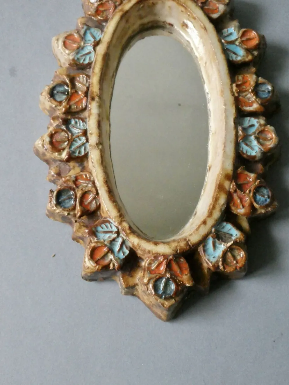Miroir en céramique, fleurs émaillées, Vallauris