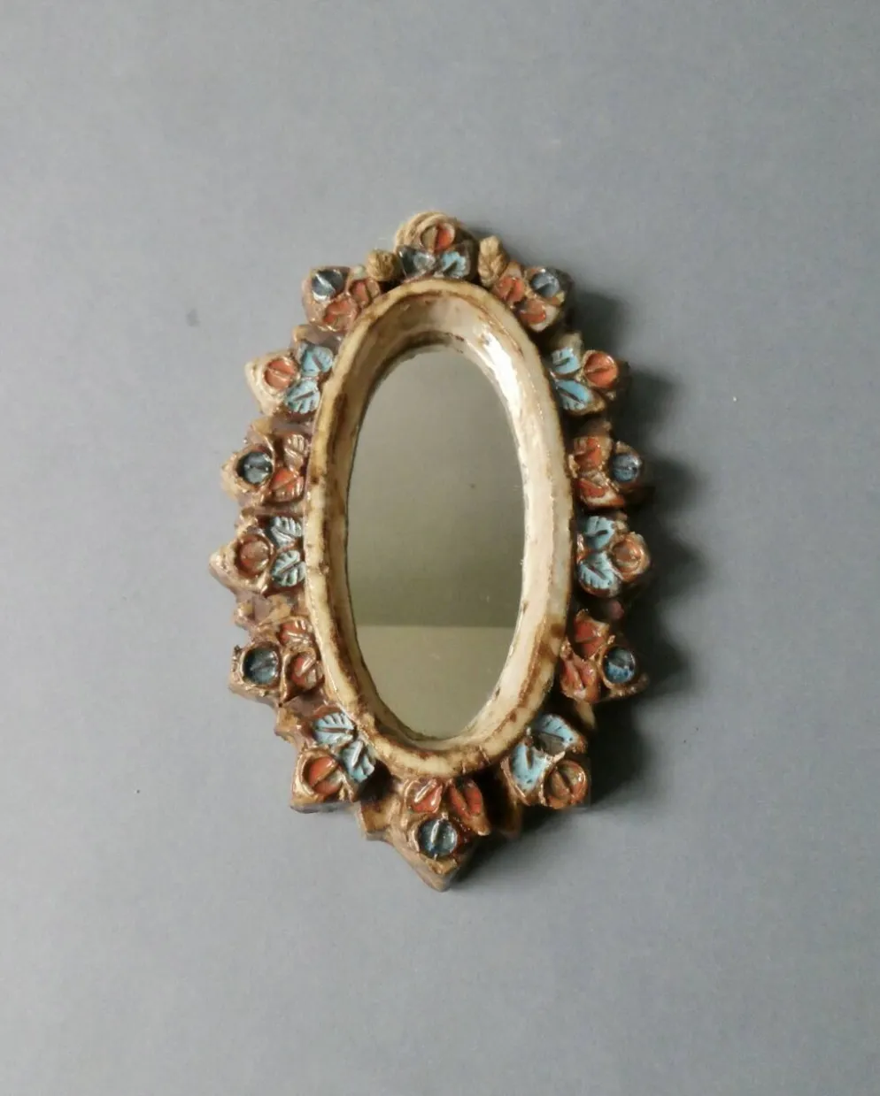 Miroir en céramique, fleurs émaillées, Vallauris