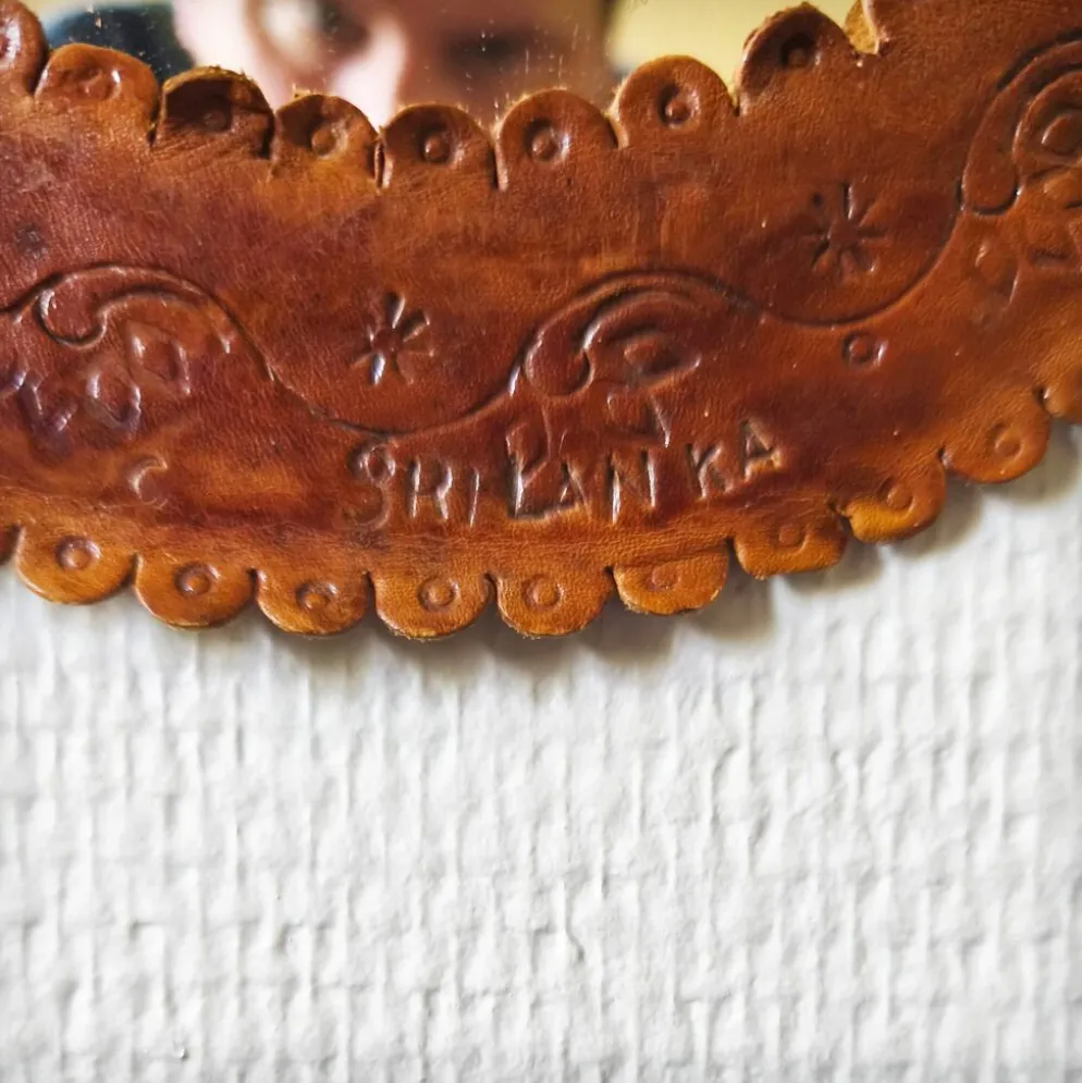 Miroir en cuir repoussé, Sri Lanka, 1960s