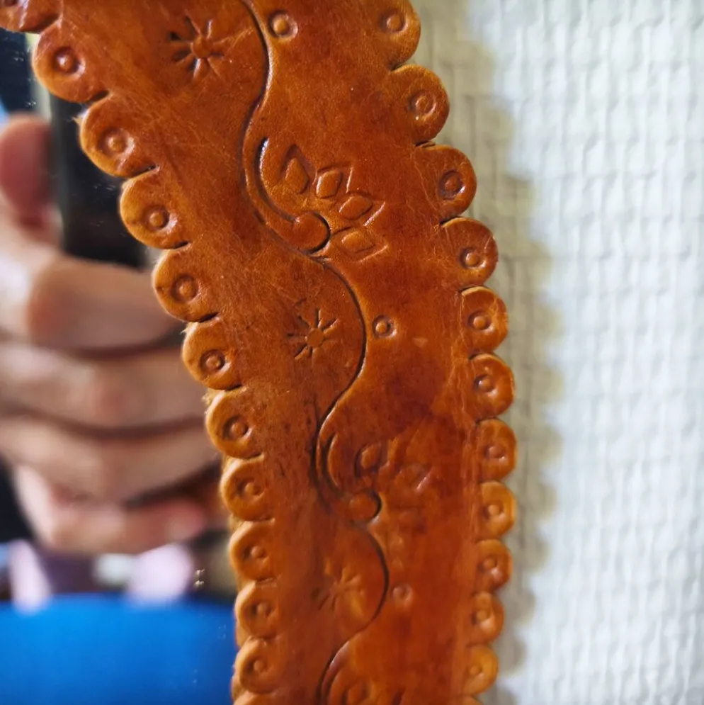 Miroir en cuir repoussé, Sri Lanka, 1960s