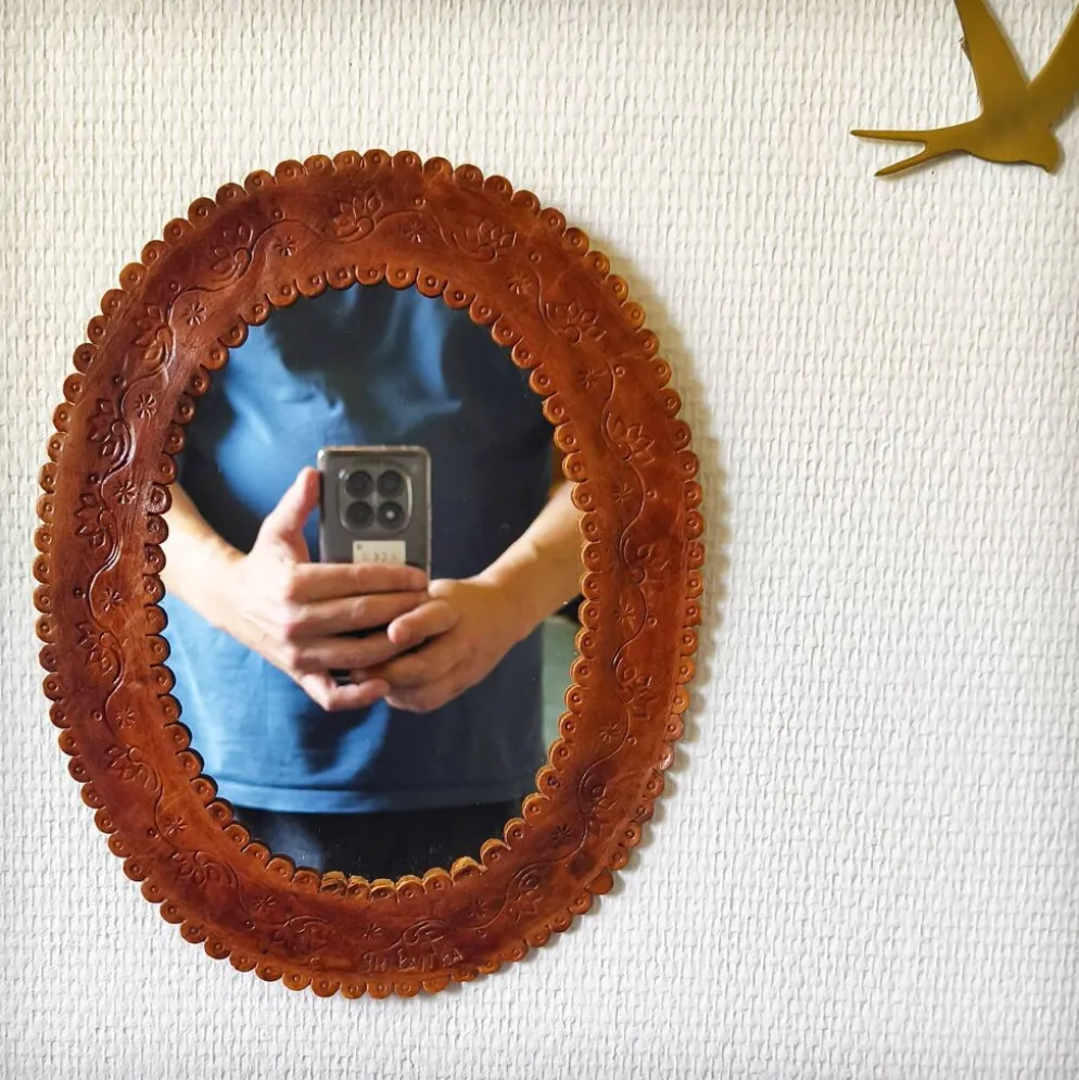 Miroir en cuir repoussé, Sri Lanka, 1960s