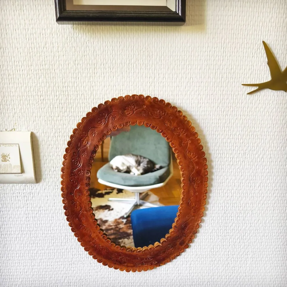 Miroir en cuir repoussé, Sri Lanka, 1960s