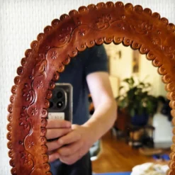 Miroir en cuir repoussé, Sri Lanka, 1960s
