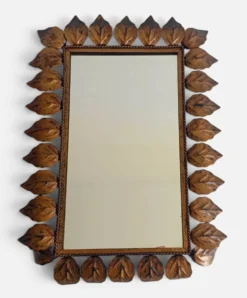 Miroir en fer forgé espagnol de style mi-siècle avec cadre en feuillage, vers les années 1950.