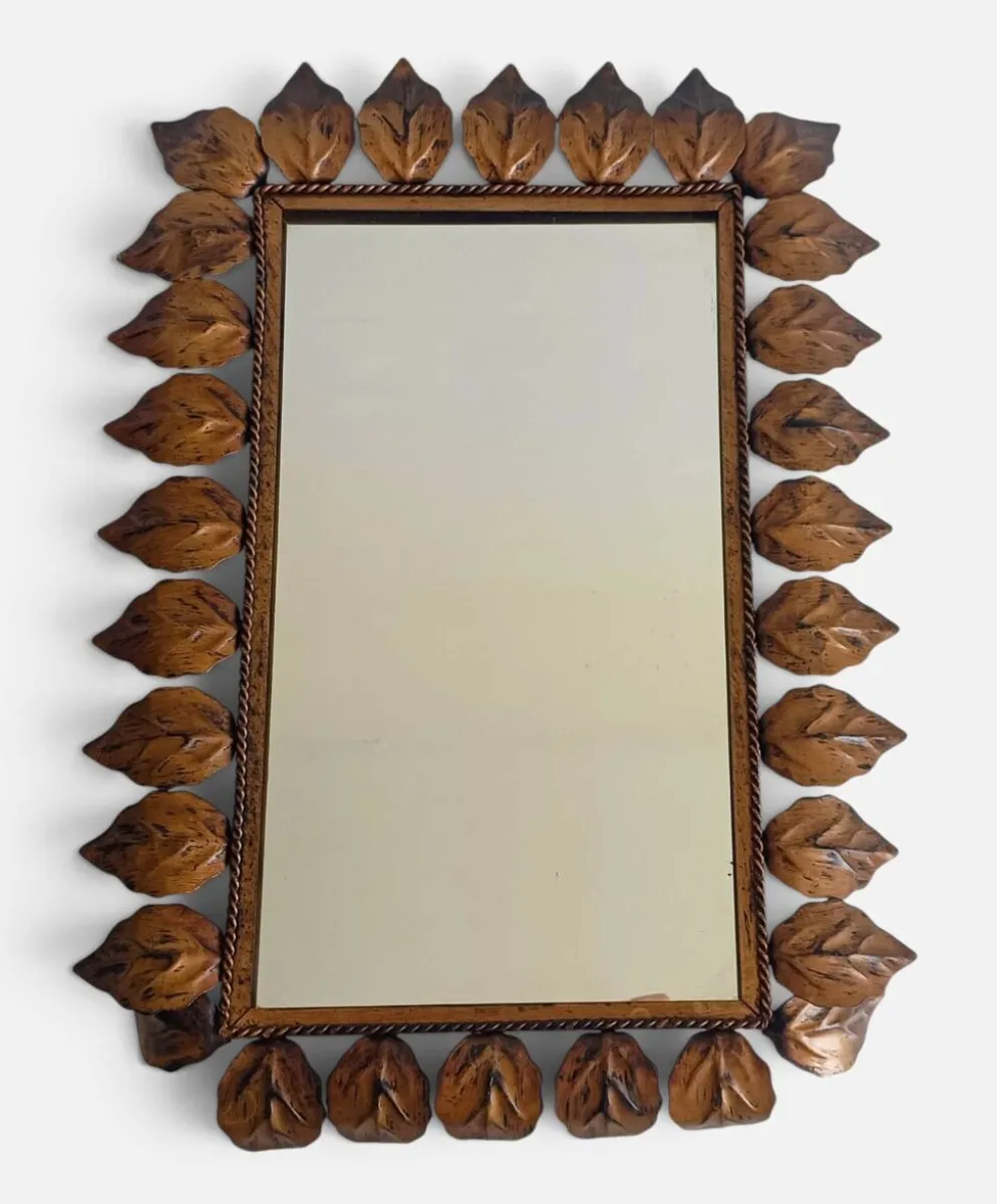 Miroir en fer forgé espagnol de style mi-siècle avec cadre en feuillage, vers les années 1950.