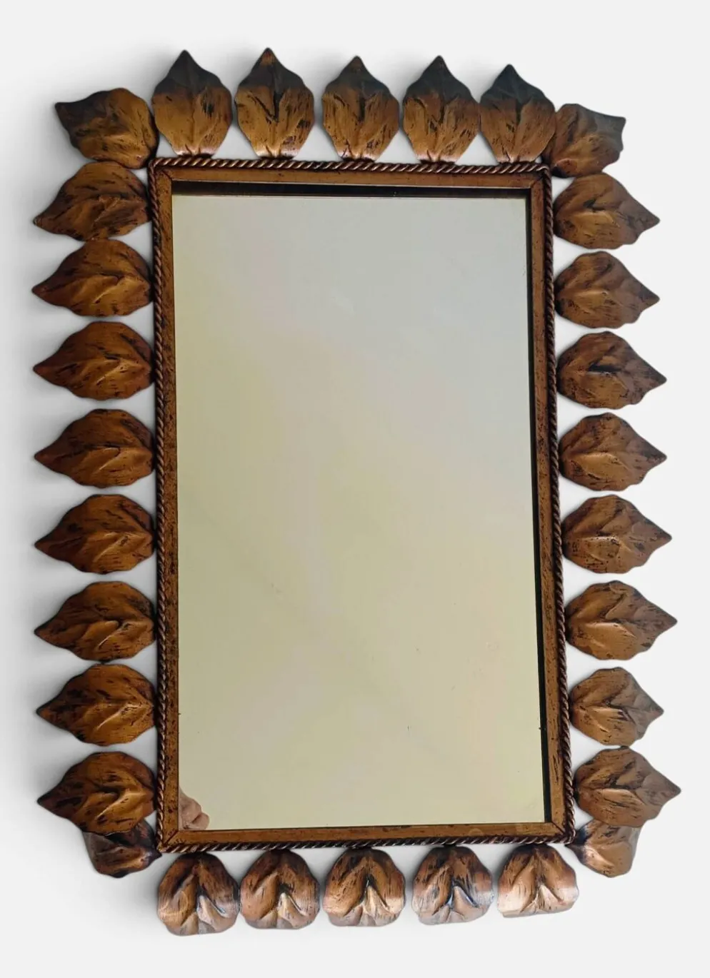 Miroir en fer forgé espagnol de style mi-siècle avec cadre en feuillage, vers les années 1950.