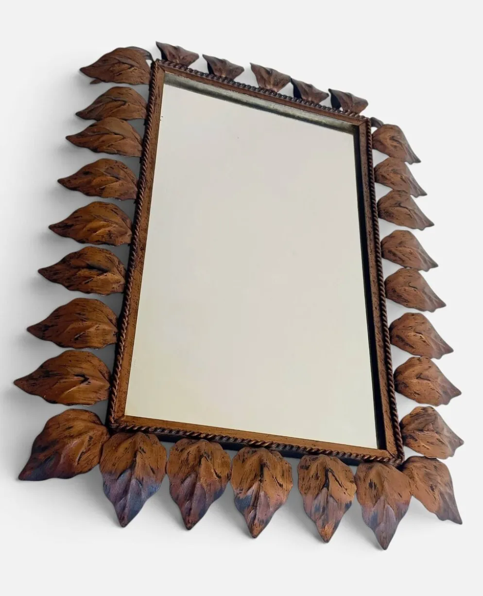 Miroir en fer forgé espagnol de style mi-siècle avec cadre en feuillage, vers les années 1950.