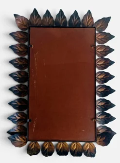 Miroir en fer forgé espagnol de style mi-siècle avec cadre en feuillage, vers les années 1950.