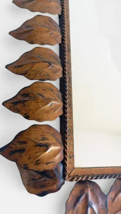 Miroir en fer forgé espagnol de style mi-siècle avec cadre en feuillage, vers les années 1950.