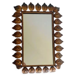 Miroir en fer forgé espagnol de style mi-siècle avec cadre en feuillage, vers les années 1950.