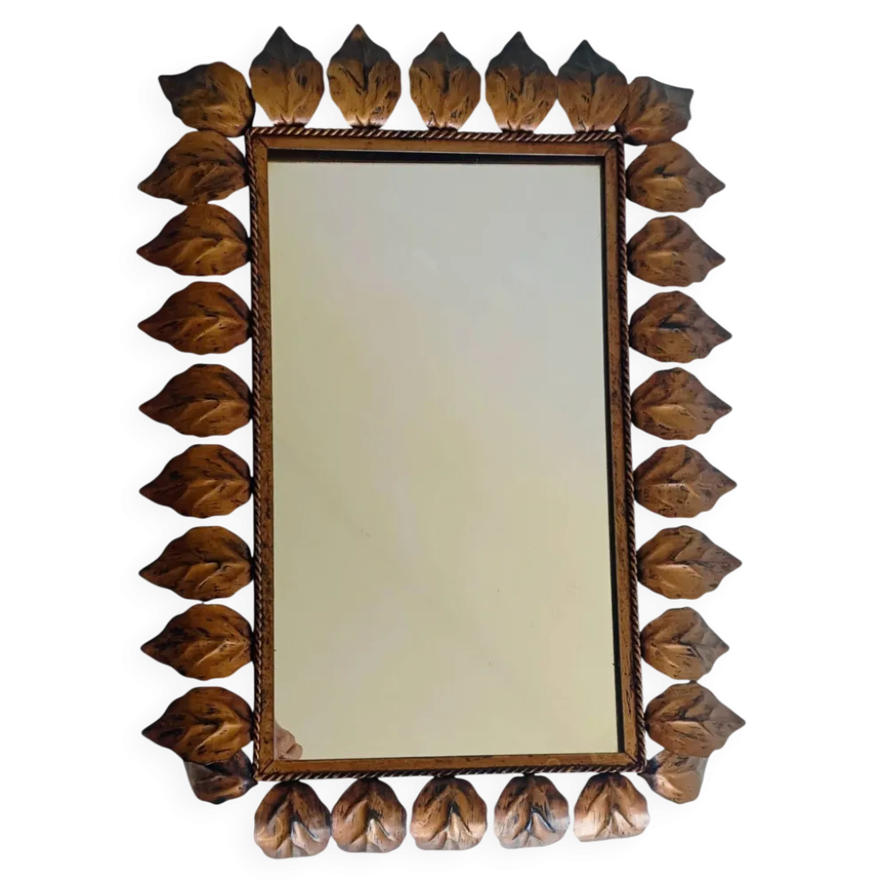 Miroir en fer forgé espagnol de style mi-siècle avec cadre en feuillage, vers les années 1950.