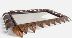 Miroir en fer forgé espagnol de style mi-siècle avec cadre en feuillage, vers les années 1950.