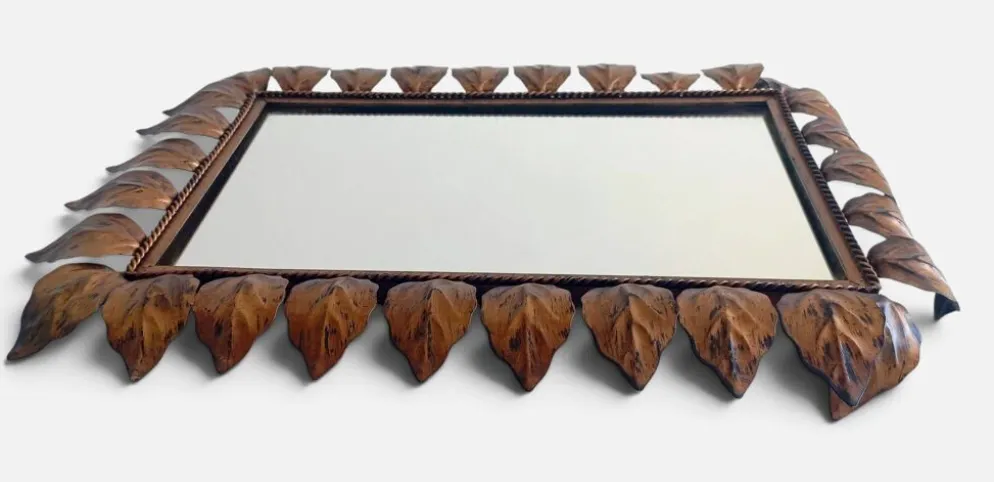 Miroir en fer forgé espagnol de style mi-siècle avec cadre en feuillage, vers les années 1950.
