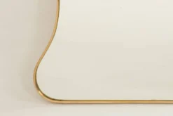 Miroir en laiton doré dans le style de Gio Ponti et des années 1980.