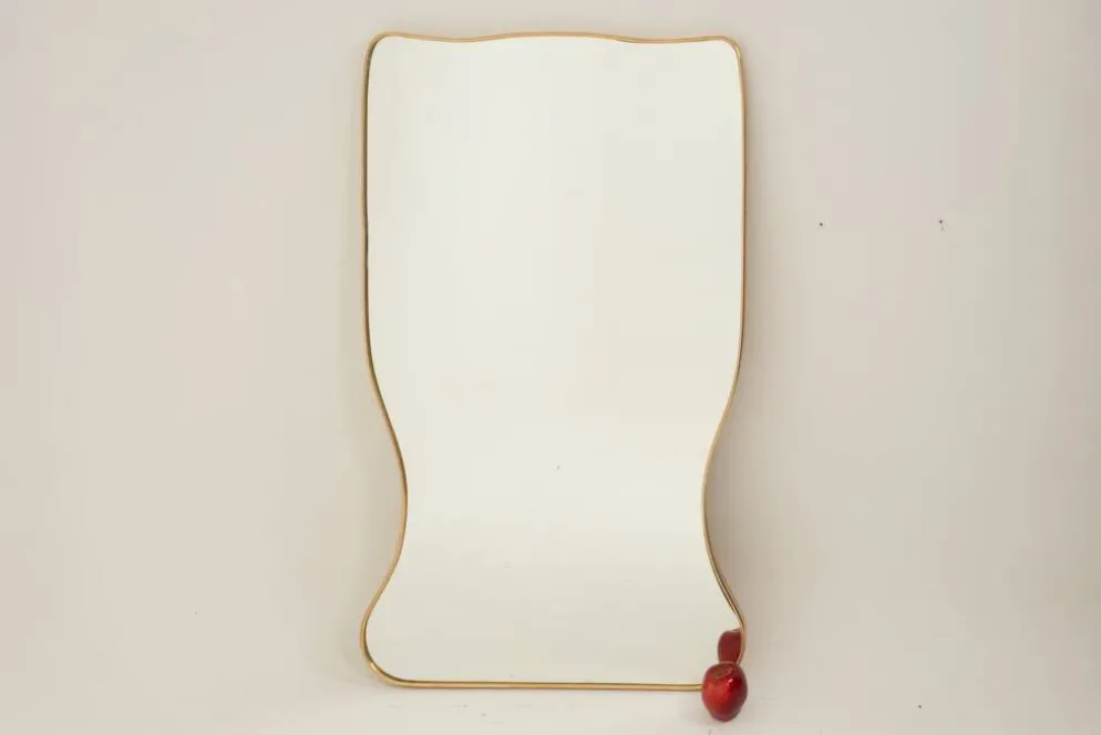 Miroir en laiton doré dans le style de Gio Ponti et des années 1980.