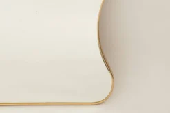 Miroir en laiton doré dans le style de Gio Ponti et des années 1980.