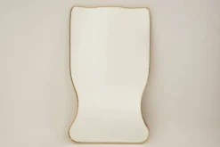 Miroir en laiton doré dans le style de Gio Ponti et des années 1980.