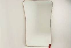 Miroir en laiton doré dans le style de Gio Ponti. Années 1980/90.