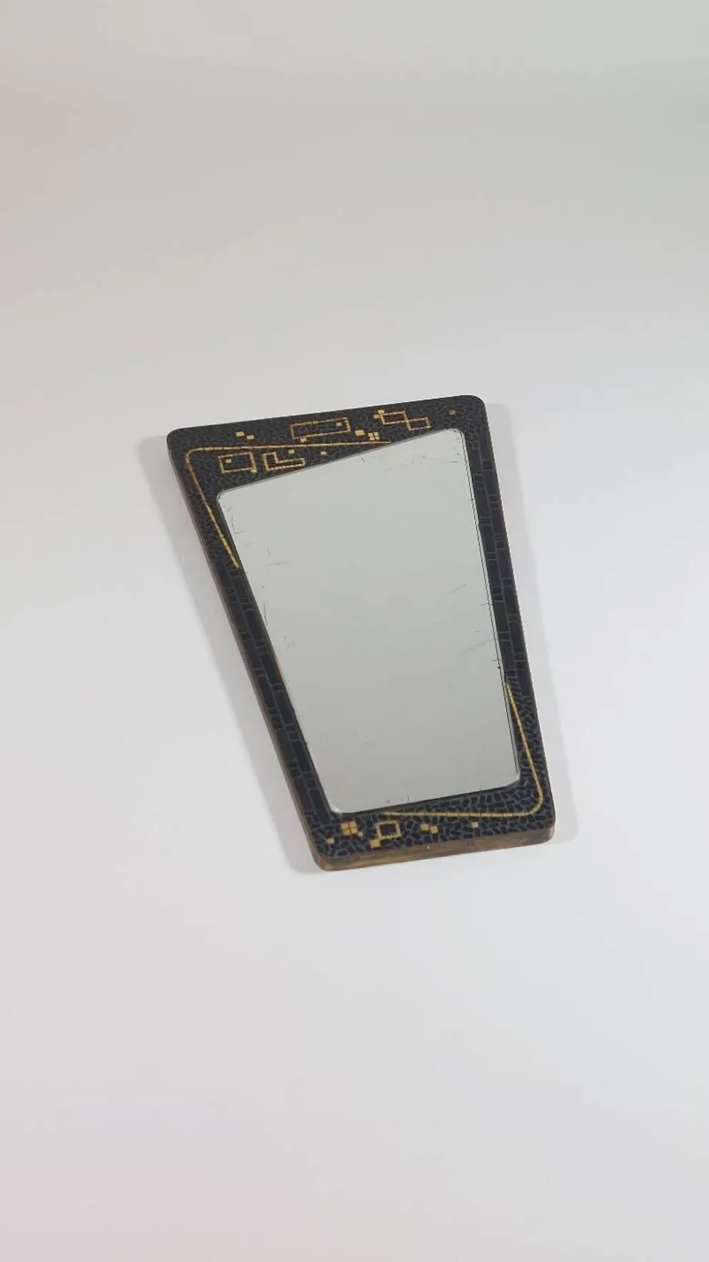 Miroir en laiton et mosaïque patiné, milieu XXème