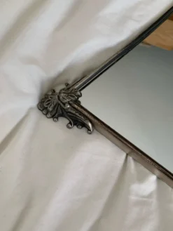 Miroir en metal argenté bord incurvé