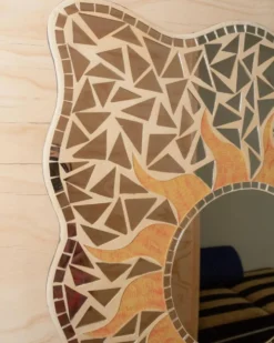 Miroir en mosaïque de verre orange en forme de soleil sur support en bois, décoration murale vintage des années 1970, unique.
