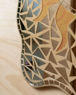 Miroir en mosaïque de verre orange en forme de soleil sur support en bois, décoration murale vintage des années 1970, unique.