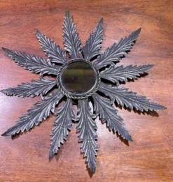 Miroir en métal à décor de feuillage
