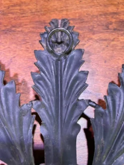 Miroir en métal à décor de feuillage